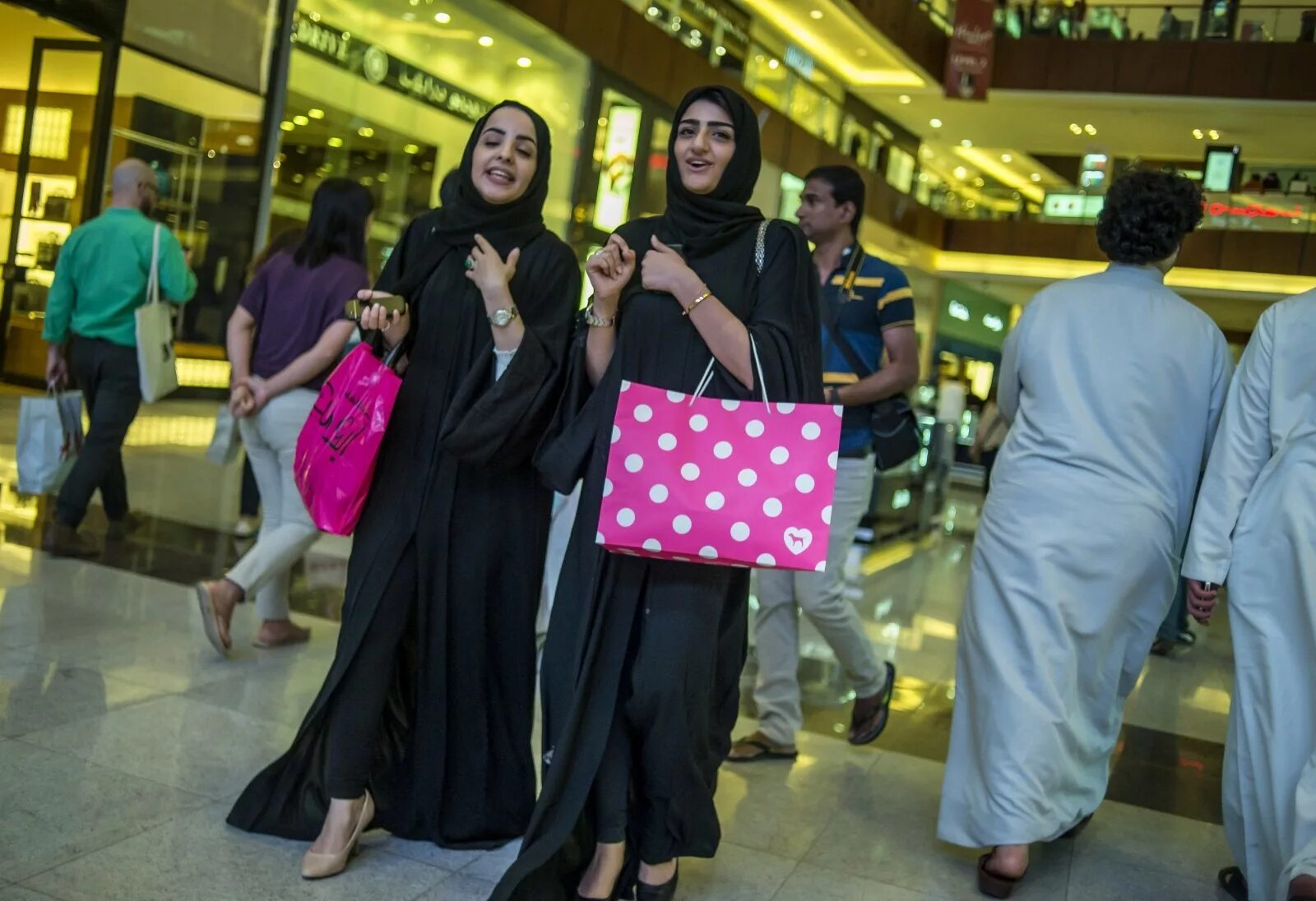 Арабские эмираты жители. Дубай Молл абайи. Саудовская Аравия абайя. Дубай женщины. Арабские эмираты одежда.