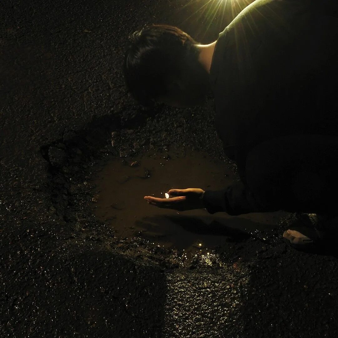 Девушка в темной комнате. The dark pictures anthology the devil in me дата выхода. Придержи тьму фильм 2018. Putting in the dark. Грустный человек в комнате.