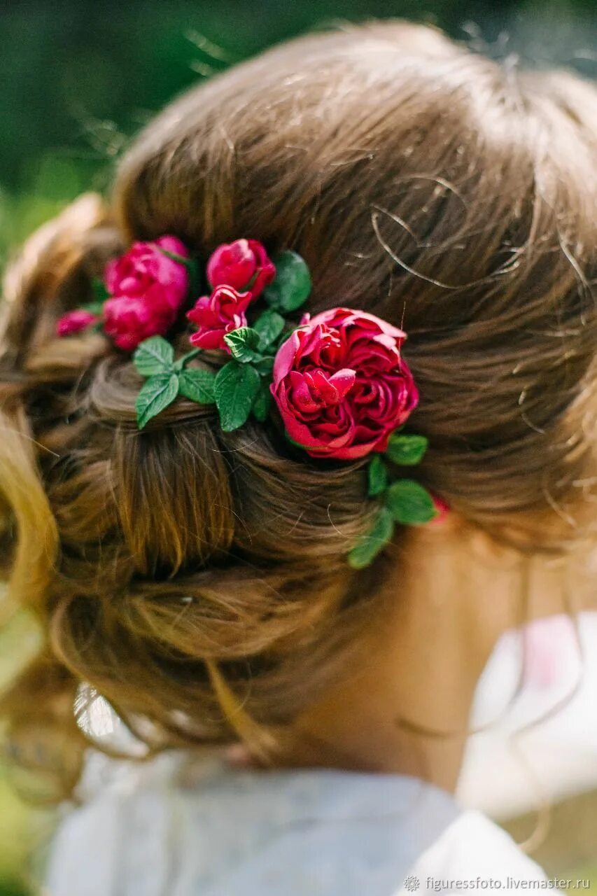 Девушек украшают цветы. Украшения для волос. Цветочные украшения для волос. Украшения для волос с цветами. Живые цветы в волосах.