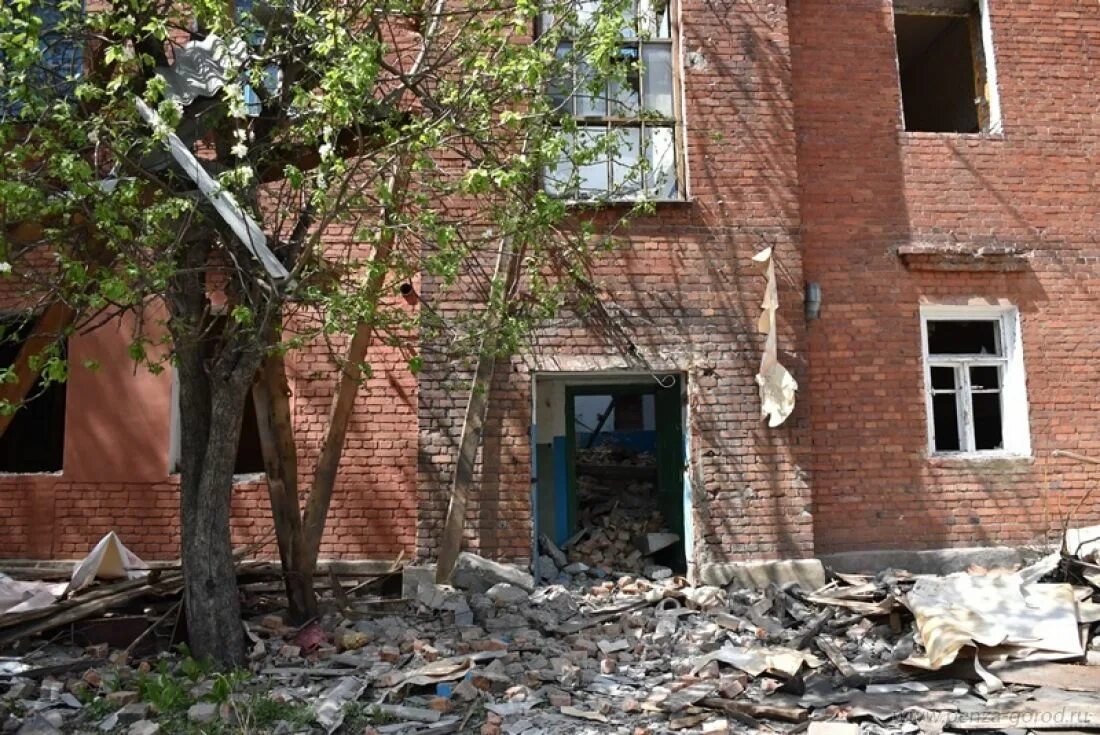Аварийного жилья пенза. Расселения из аварийного жилья пенза. Снос домов в пензе. Аварийный дом. Переселение из аварийного жилья пенза 2022 заря.