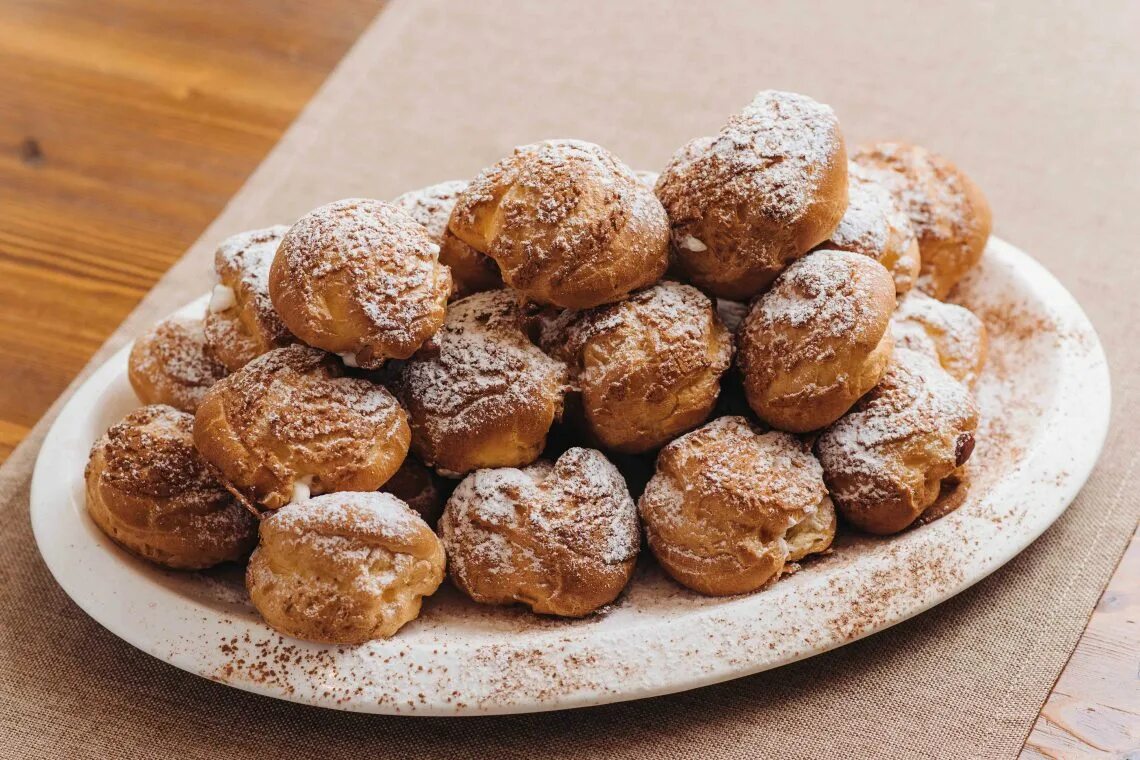 Булочка со сливочным кремом. Булочки с взбитыми сливками из заварного теста. Булочка с ванильным кремом. Булочки с кремом. Cream puff.