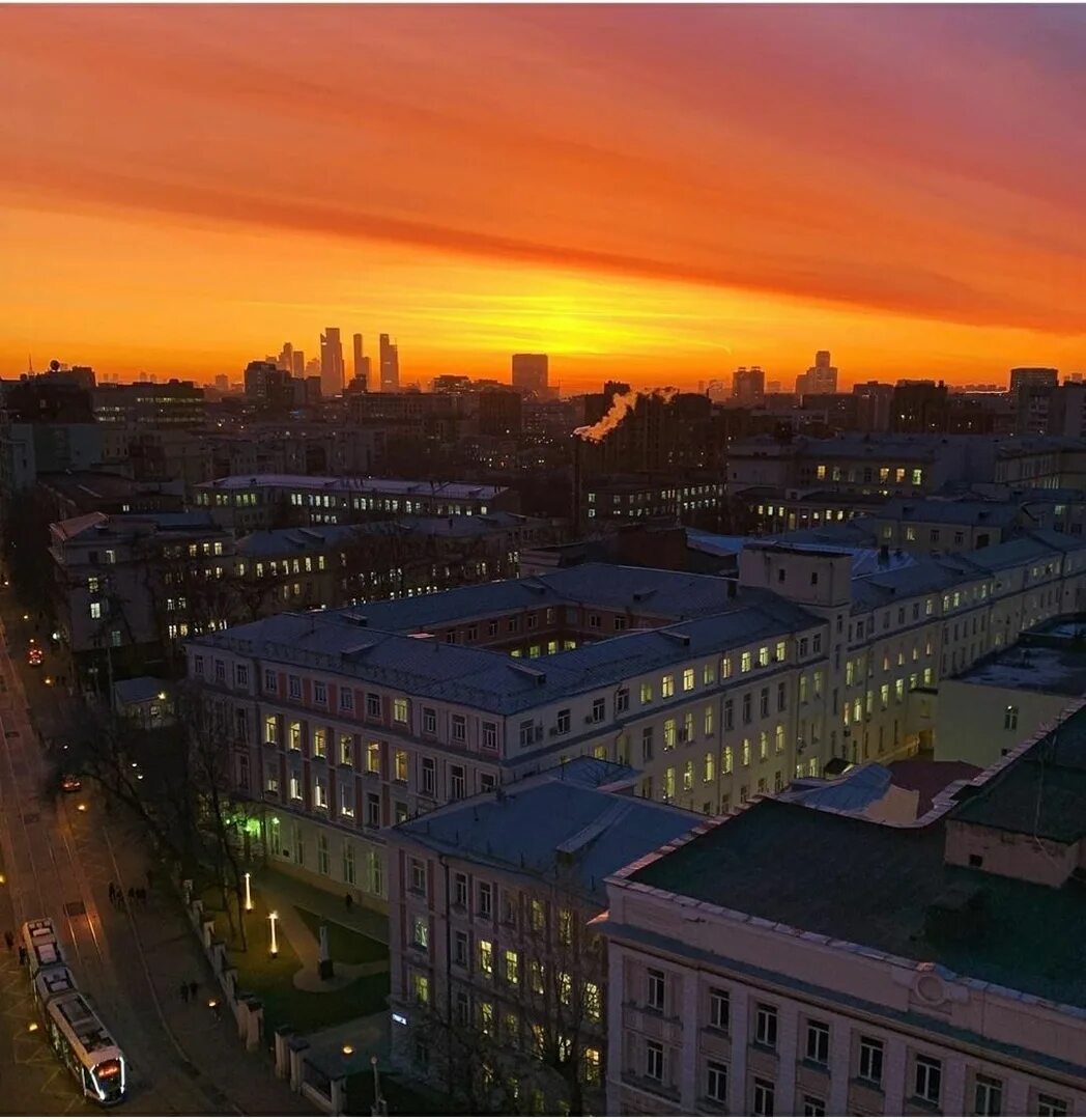 Хочешь увидеть москву. Закат в Москве. Ночная Москва с крыши. Закат в городе с крыши. Закат на крыше в Москве.