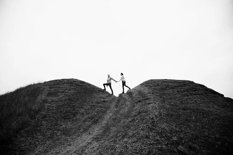 приятельница гор. сидя на скале. любовный треугольник вершина женщина. вершина любви 4. вершина любви 4.