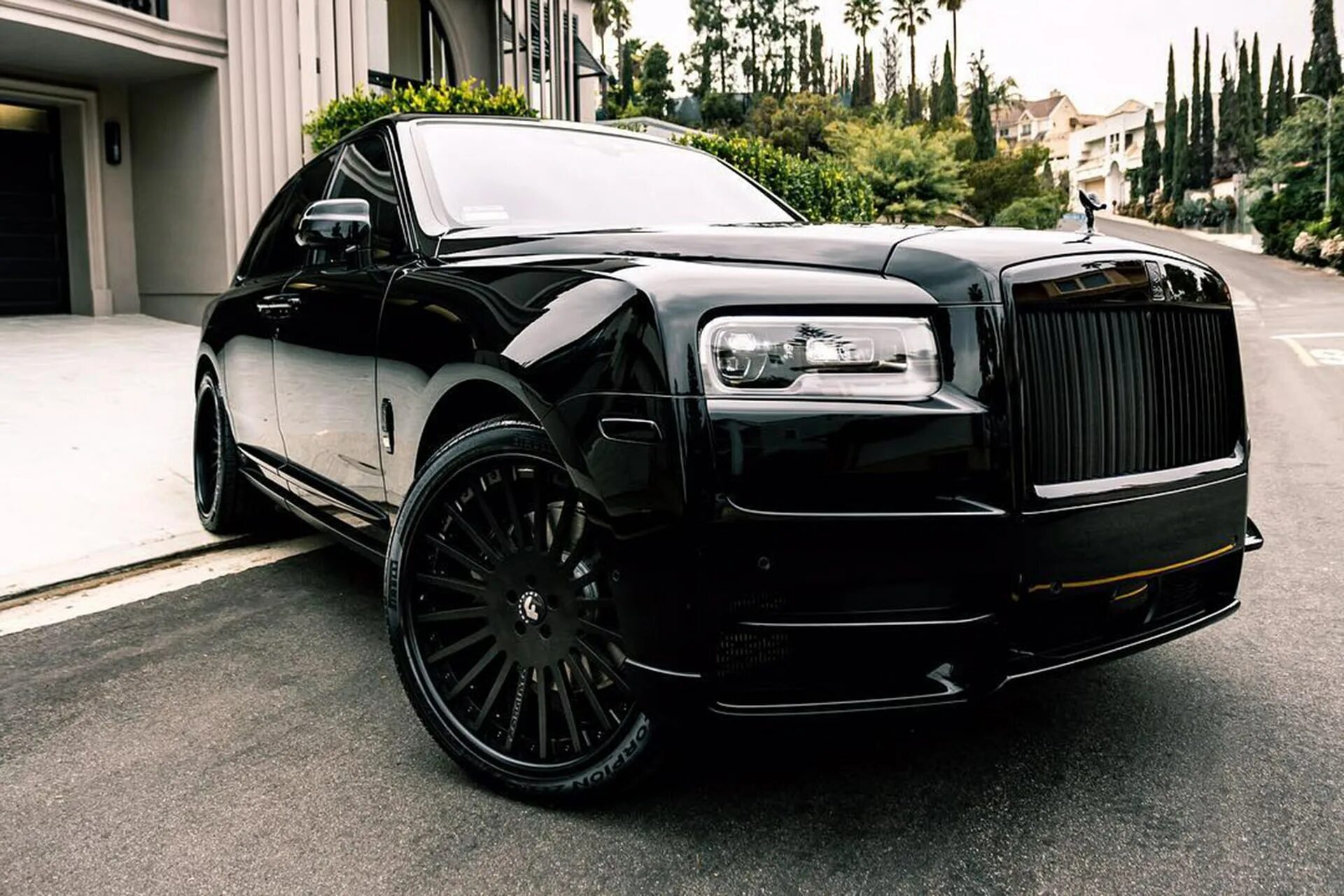 Роллс калина. Роллс Ройс Cullinan. Куллинан Роллс-Ройс Куллинан. Rolls Royce Cullinan Platinum Motorsport. Диски Rolls Royce Cullinan.