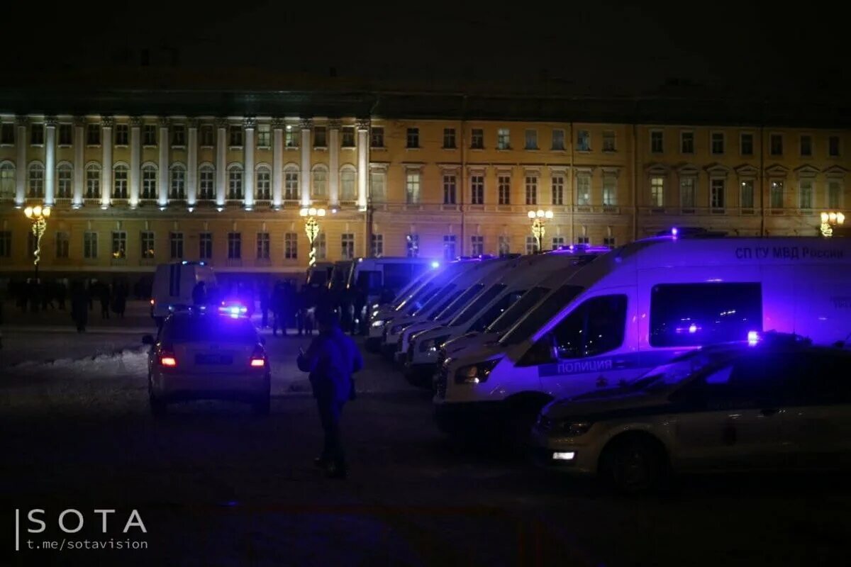 Ангел на дворцовой площади в санкт-петербурге. Главная елка санкт-петербурга 2021. 31 декабря дворцовая площадь куранты. Программа дворцовая площадь 31 декабря. Санкт петербург главная площадь 2023.