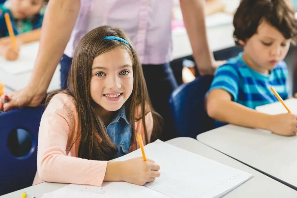 The girl in your class. Девочки в школе искусств. a girl in a classroom картинка. подростки в школе делают поделки. girl at school.