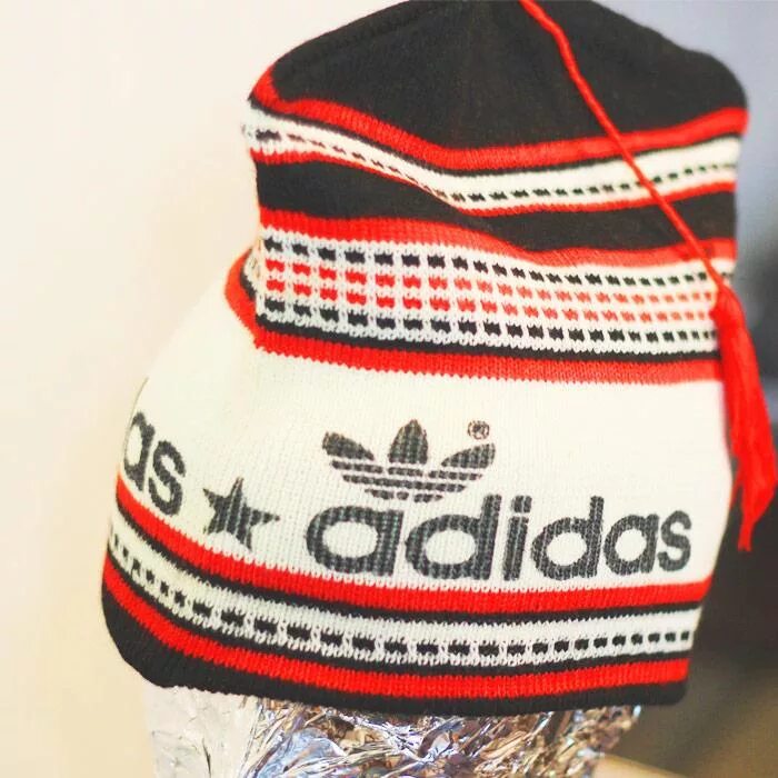Шапка из 80 х. Шапка adidas петушок. петушок адидас 80е шапка. шапки 80-х. спортивная шапка из 90-х.