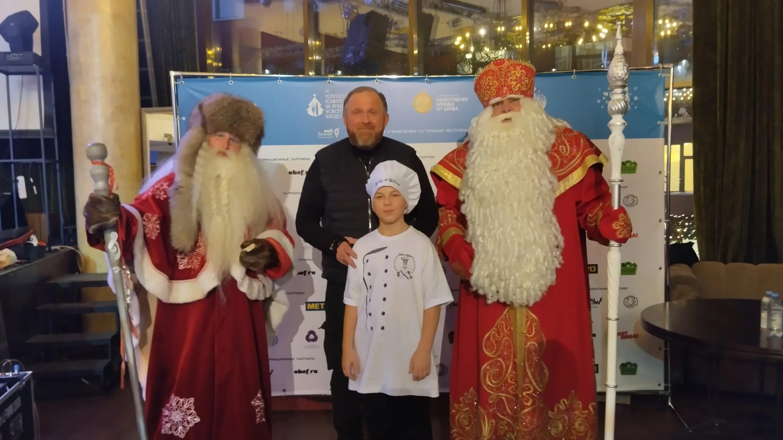 Дед мороз встречается с гостями которые приехали. Дед Мороз в России. Российский дед Мороз. Дед Мороз из Великого Устюга.