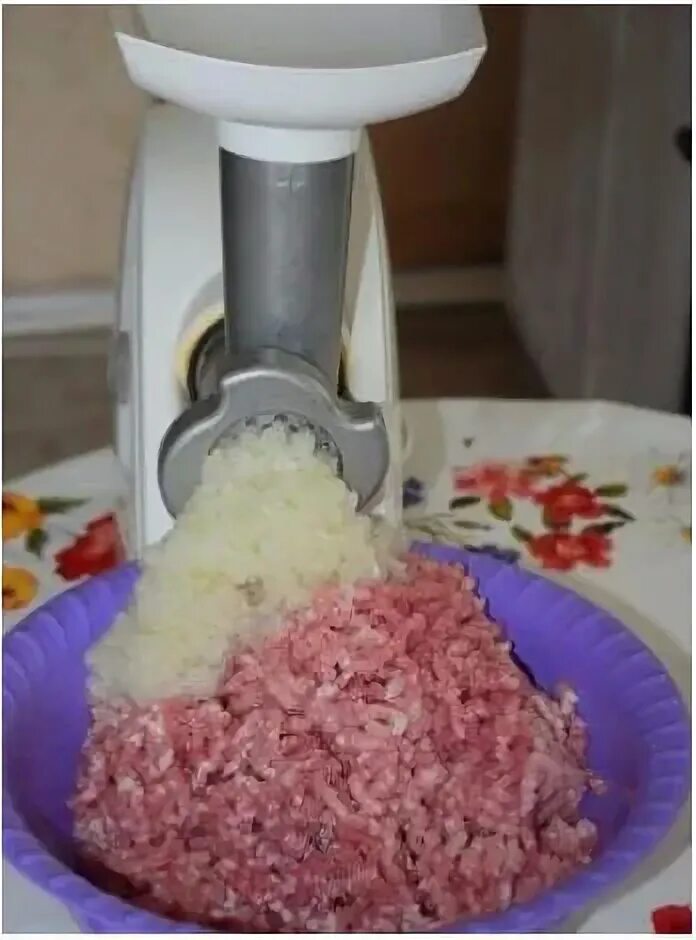 Мясо пропускаем через мясорубку. Перекрутить фарш 2 раза. катя зайчик в мясорубке фарш.
