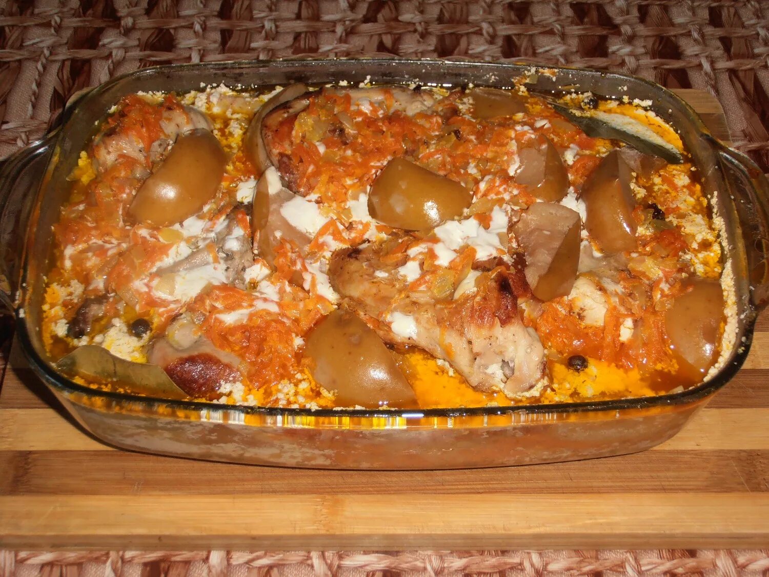 Кролик в духовке с картошкой и сметаной. Кролик в духовке в рукаве. Кролик в сметане тушеный в духовке. Кролик в сметане тушеный в духовке. Кролик в сметане тушеный в духовке в утятнице.