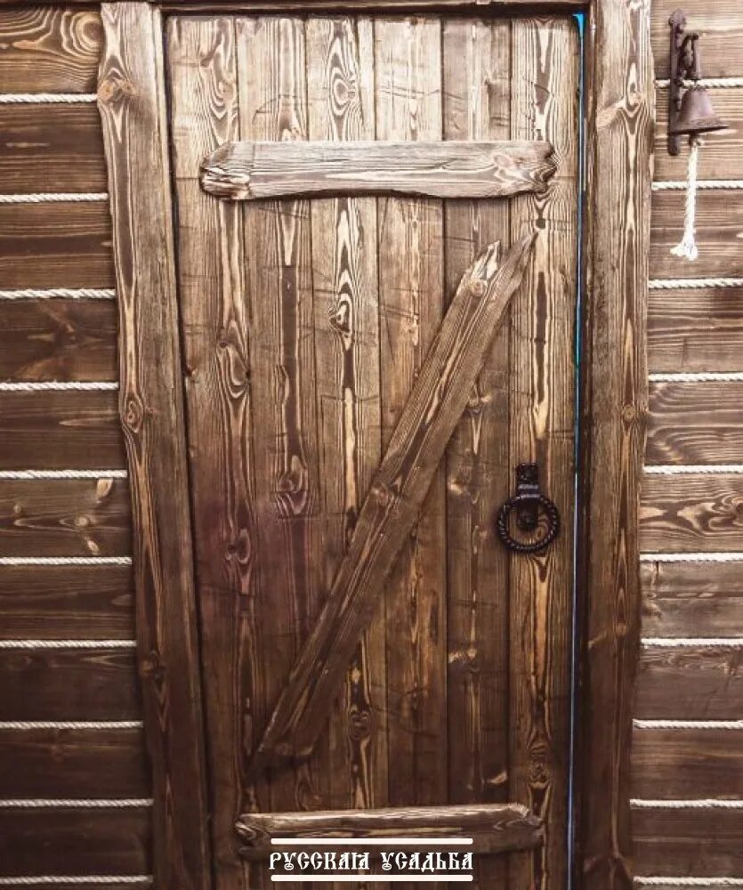 Хата дверей. Двери под старину. Деревянные двери под старину. Входные двери под старину. Двери в деревенском стиле.