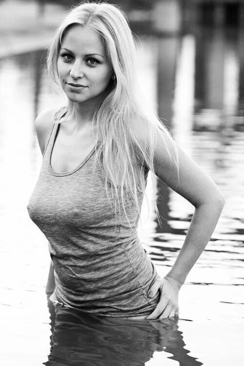 Дениз милани бубс. Мокрая одежда. Janna breslin жаркие. Janna breslin фото. Мокрые майки.