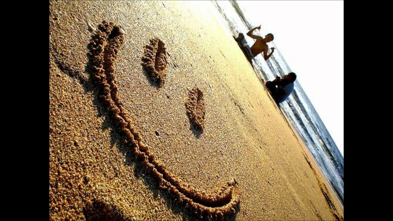 Кому улыбается жизнь. Позитивные картинки. Надпись на песке. Улыбнись на песке. Надпись на песке на море.