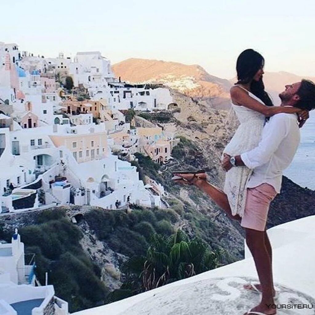 Греческое пара. Санторини. Влюбленные в Греции. Романтическое путешествие Греция. Пара фотосессия в Санторини.
