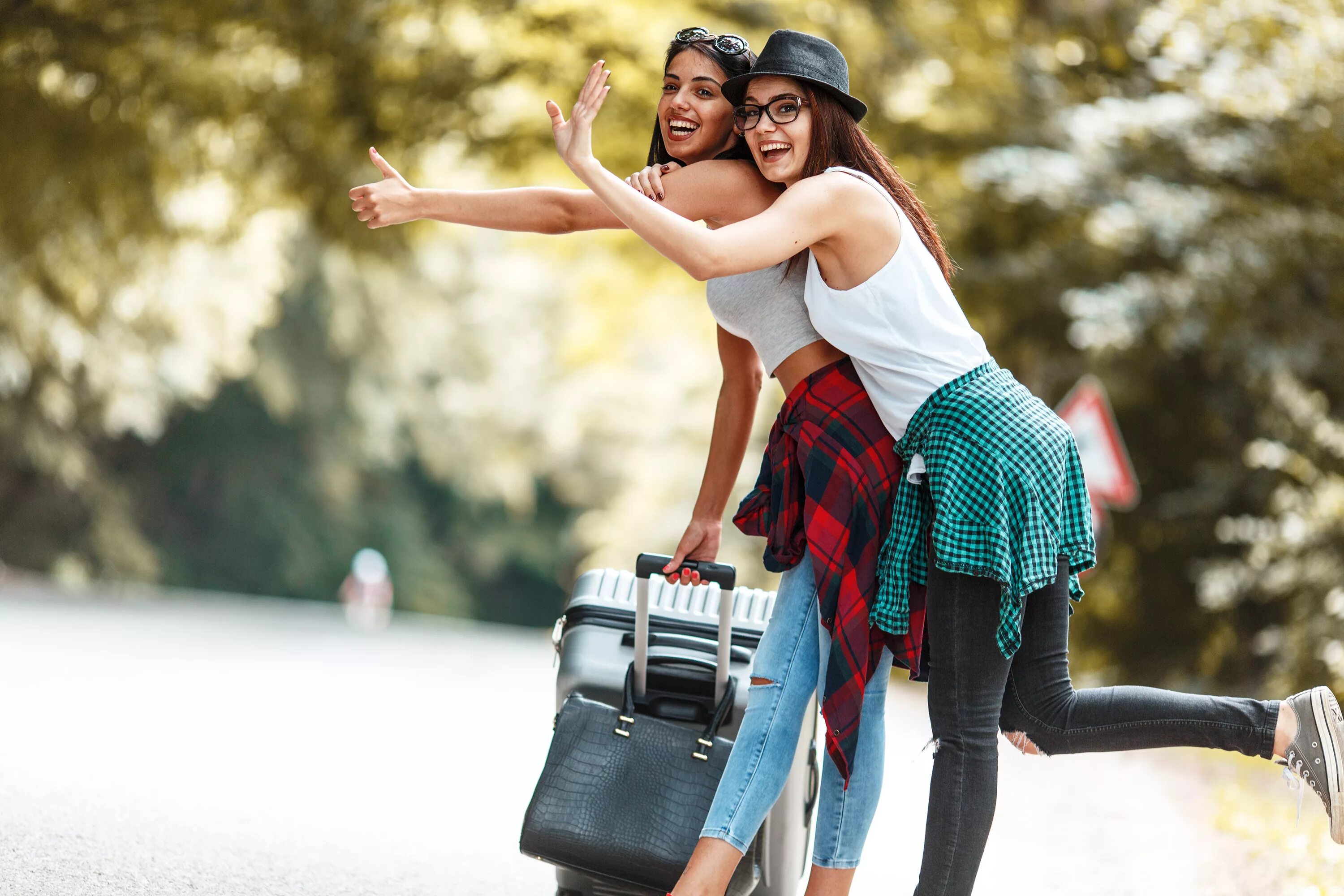 Парень и девушка смеются. Смех двое. Нежный поцелуй. Счастливые мужчина и женщина. Смех двое.