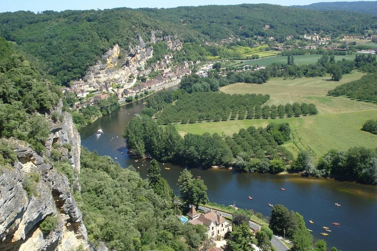 Назовите самую длинную реку франции. Река Дордонь Франция. Долина реки Дордонь Франция. Река Аверон Франция. Франция Департамент Дордонь природа.