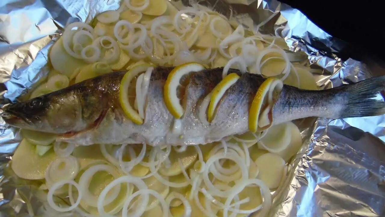 Судак как приготовить вкусно. Судак запеченный в духовке в фольге. судак в духовке в фольге. судак рыба запеченная в духовке. судак с картошкой в духовке в фольге.