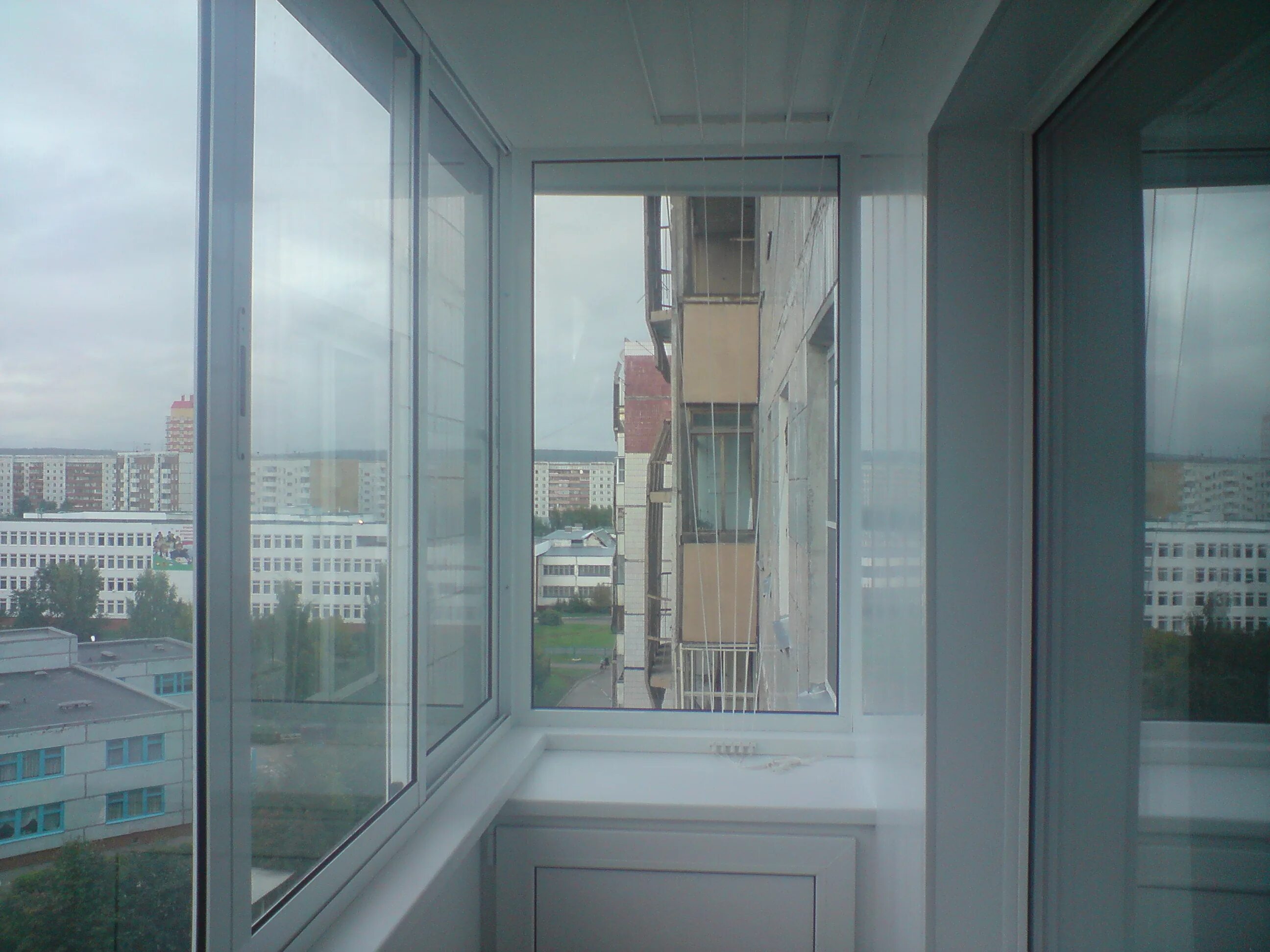 Пластиковый блок остекление лоджии. Еврофасад кемерово балконы. Еврофасад кемерово балконы. Балкон кемерово. Установка француза балкон.