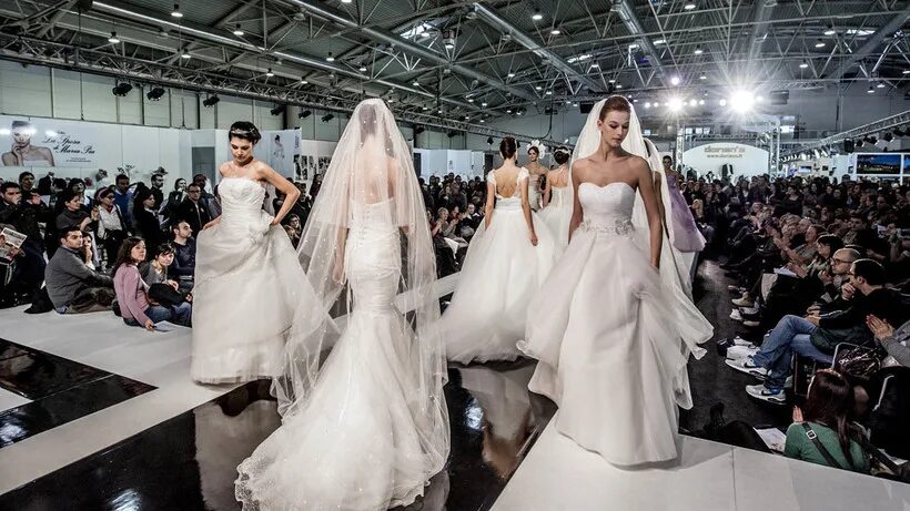 Выставка свадебных платьев. Свадебная выставка. свадебные платья ярмарка чебоксары. пара из г. мурома на выставке невест в москве.