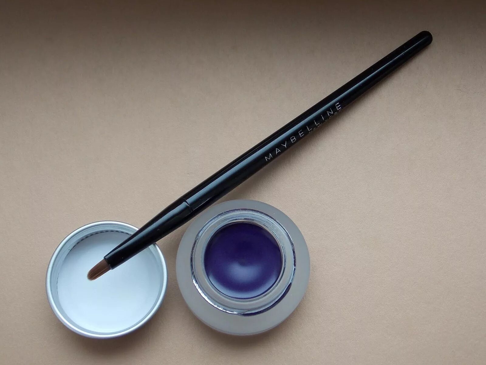 Гелевая подводка отзывы. Maybelline gel eyeliner. цветная подводка мейбелин. подводка мейбелин гелевая с кисточкой. мейбелин подводка гелевая зеленая.