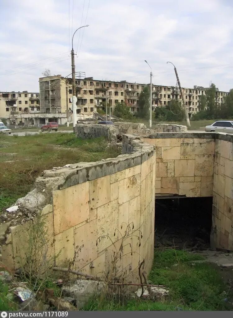 Площадь минутка грозный 2020. Площадь минутка грозный 1994. Чечня площадь минутка. Площадь минутка грозный 1995. Площадь минутка грозный 1995 и сейчас.