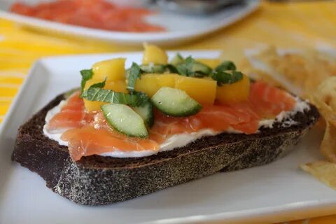 Форель с огурцами