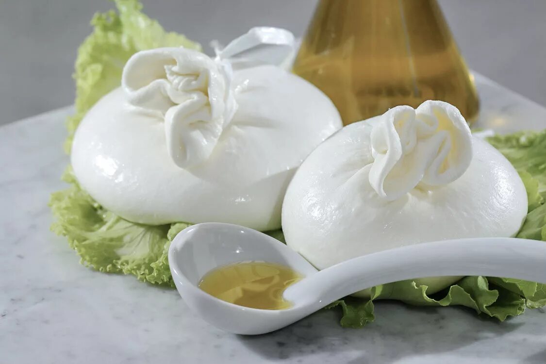 Сыр моцарелла буратта. Итальянский сыр буррата. Моцарелла буррата. Буратта италия. Буратто.