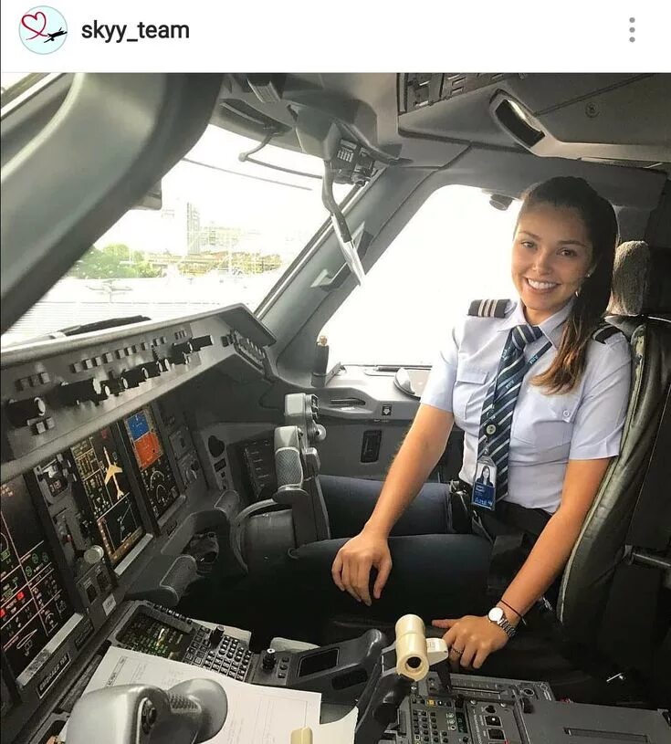 Стюардесса зашла к пилотам и