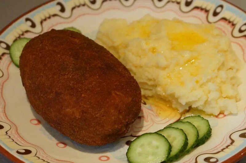Котлета по киевски с картофельным пюре. Пюре с котлетой. картофельное пюре с котлетой. котлета по киевски с пюре. пюре с рыбной котлетой.