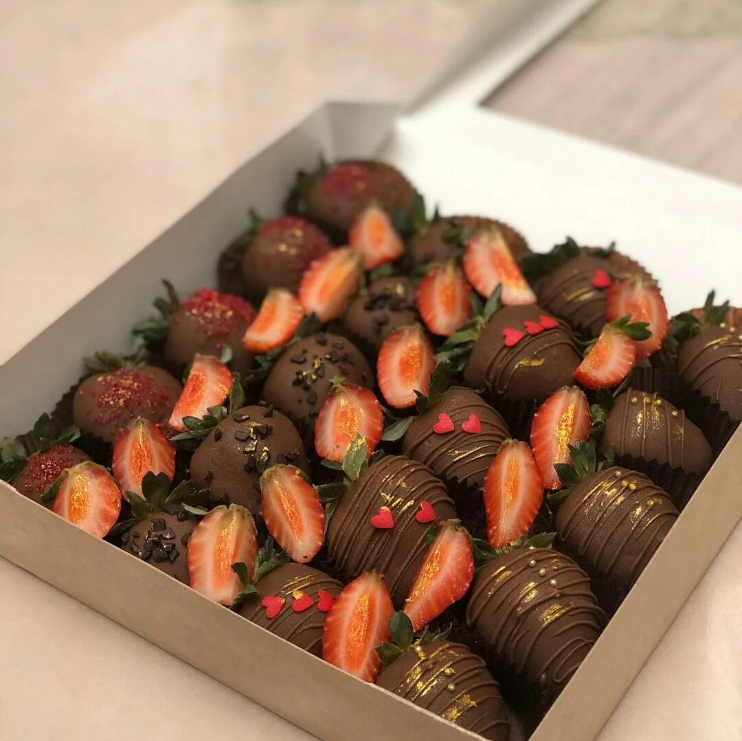 Клубника в шоколаде ханты мансийск. Коробка с клубникой в шоколаде. Клубника в шоколаде рязань. Клубника в шоколаде ханты мансийск. Клубника в шоколаде ханты мансийск.