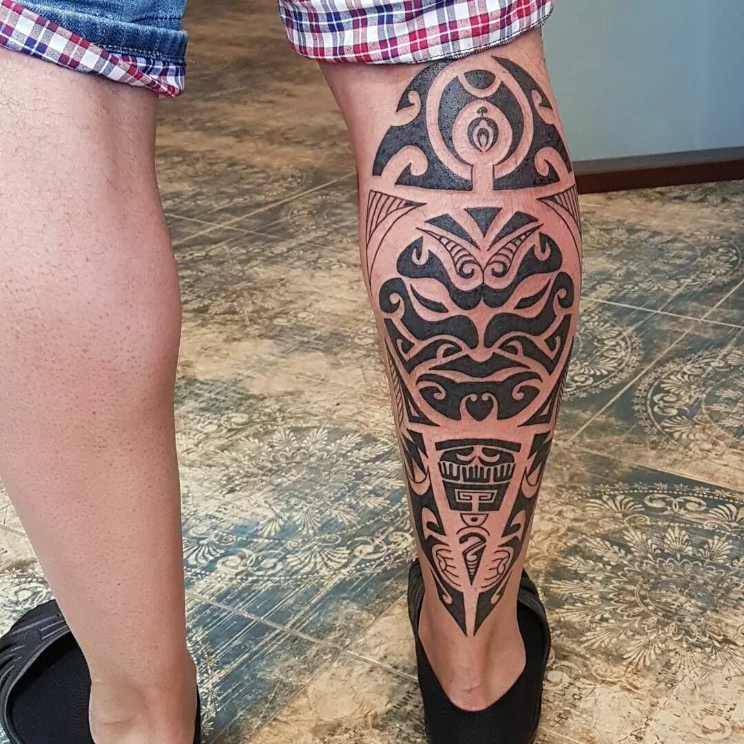 Тату на ногу мужчине на икру. Полинезийские тату Самоа икры. Тату на ноге мужские. Тату на икре мужские. Тату на голени.