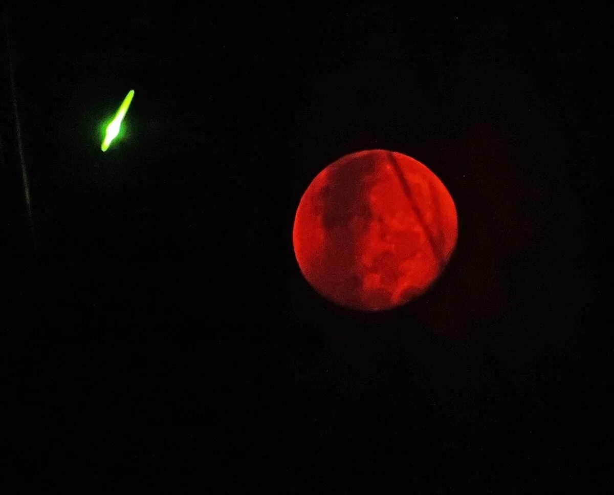 Кровавая луна почему. Красная Луна 2022. Красная Луна на Камчатке.