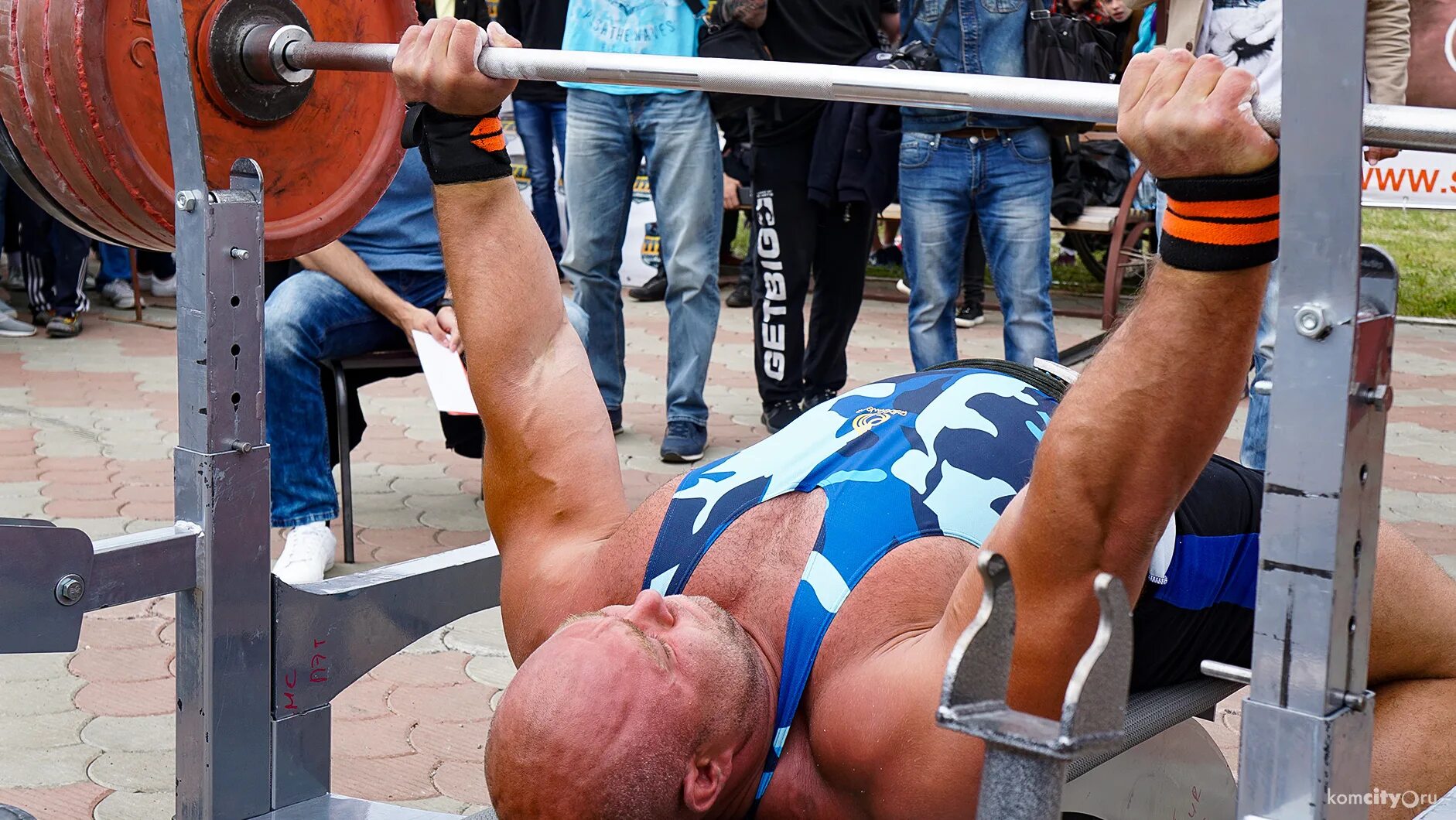 Самый большой жим лежа в мире. Силач арзамас. Уилл баротти. Рекорд в жиме лежа без экипировки. Никита здрадовский пауэрлифтинг рекорды.