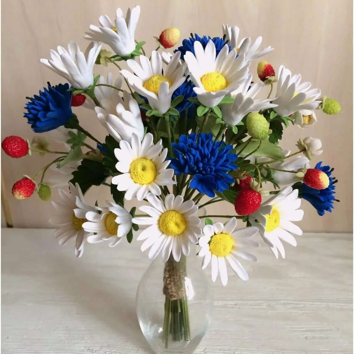 Букетик из ромашек и васильков. Ханс эмменеггер букет васильков. Букет невесты из васильков. Букет из ромашек и васильков. Букет полевых васильков.