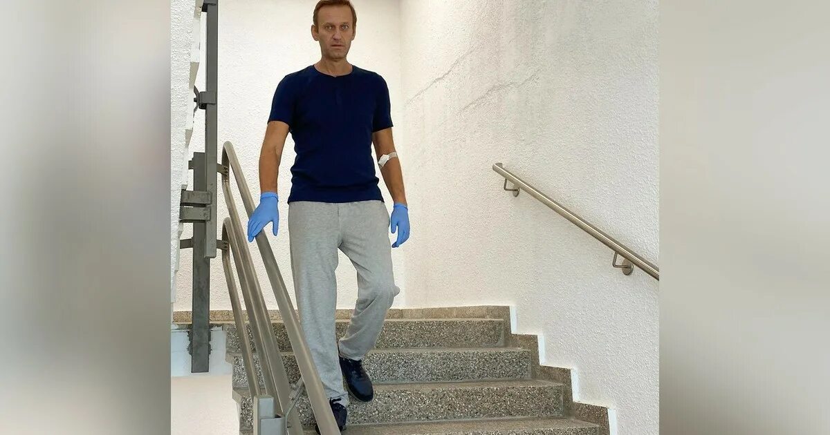 Мужчина поднимается по лестнице. Лысый Навальный 2021.