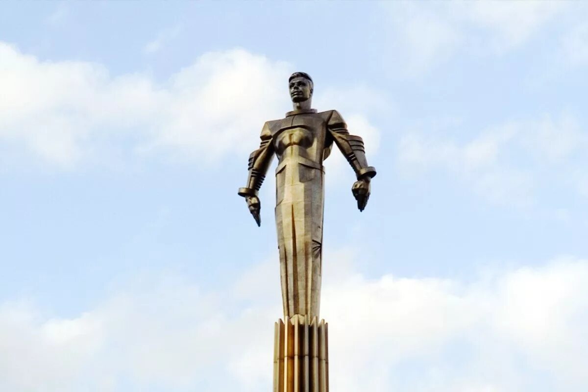 Памятник юрию гагарину ленинский проспект. Монумент гагарину в москве. Памятник юрию гагарину в москве. Памятник гагарина в москве на ленинском проспекте. Памятник юрию гагарину.