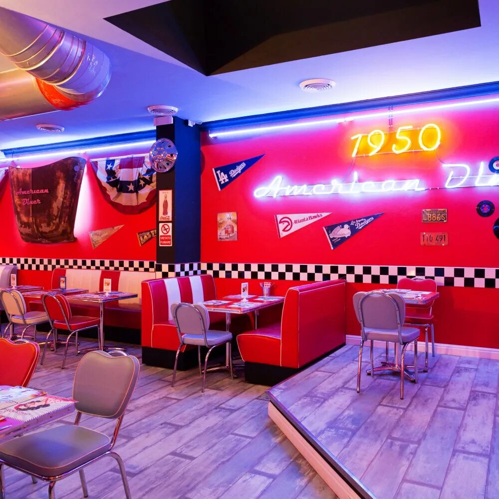 American diner на арбате. Кафе американ динер. Кафе беверли хиллс в москве. Беверли хиллс динер. Старлайт динер октябрьская.