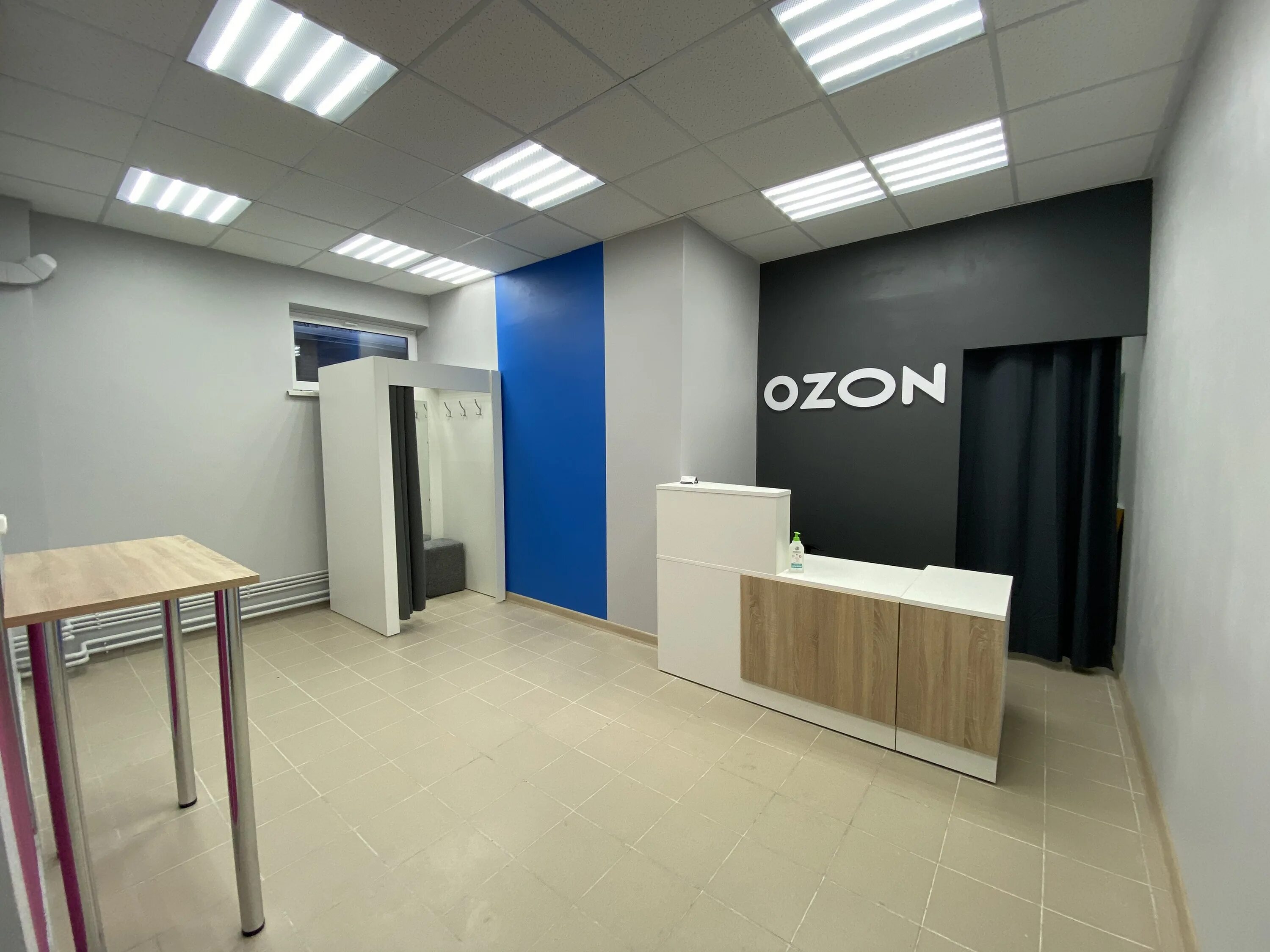 Озон помещение. Менеджер пвз озон. Примерочная ozon. Ozon ресепшн. Озон брендбук пвз 2024.
