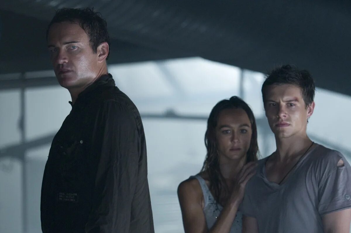 кино цунами 3д. цунами фильм 2011. цунами 3d. джулиан макмэхон цунами 3д. завьер сэмюэл цунами 3д.