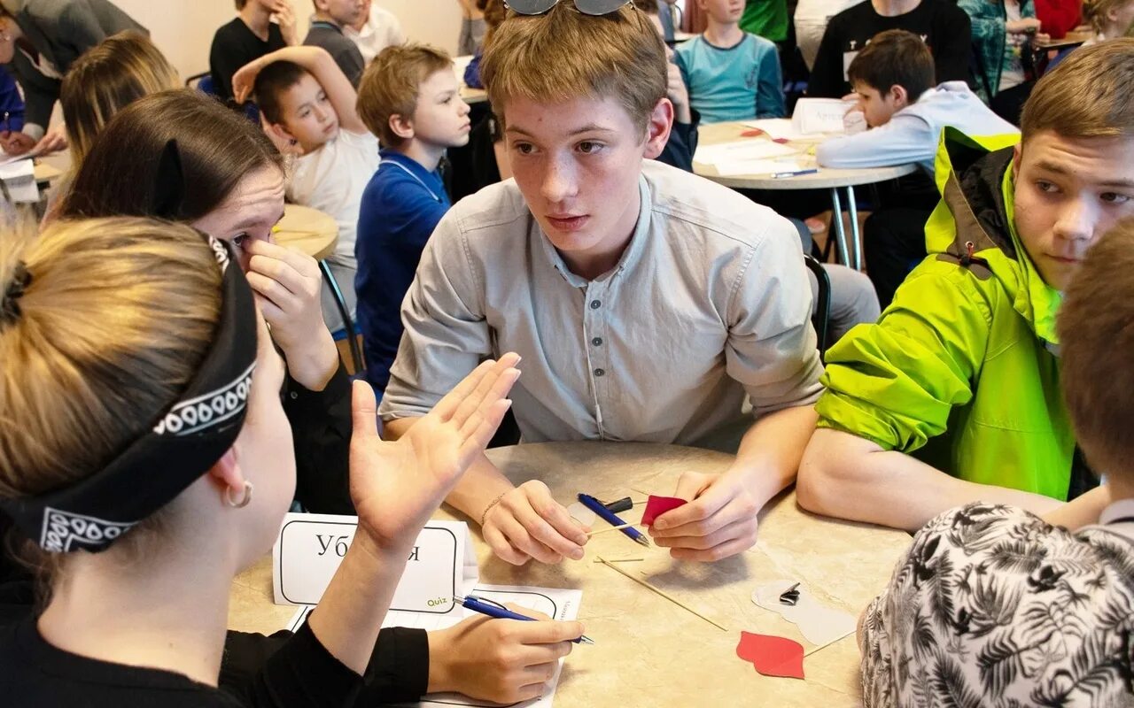 Программа клуба для подростков. Психологический тренинг для подростков. Способная молодежь. Подросток играющий в компьютер. Ребенок за компом.