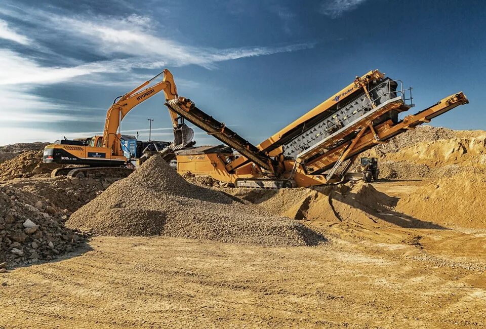 Гравийный карьер. Гравий карьерный /гравийно-песчаная смесь/. Карьер для добычи глины. Экскаватор погрузчик грузит грунт самослава. Добыча песка.
