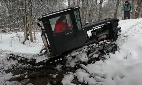 Они стоят на тракторах и вездеходах