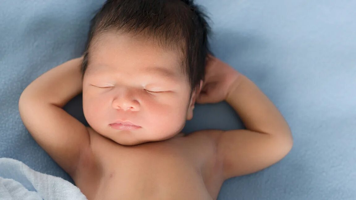 Симптомы рахита в период разгара. Болезненный ребенок. Горячая голова у ребенка. Лоб тёплый а температуры нет. Основные клинические симптомы рахита.