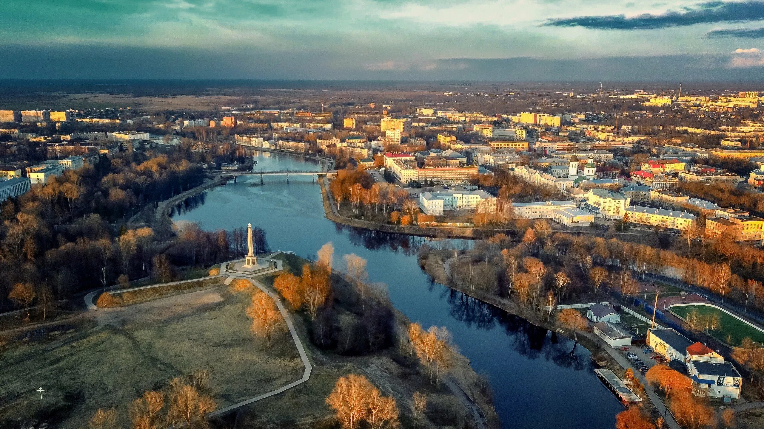 Где в городе великие луки можно. Великие луки река ловать набережная. река ловать великие луки. город на ловати великие луки. город великие луки река ловать.