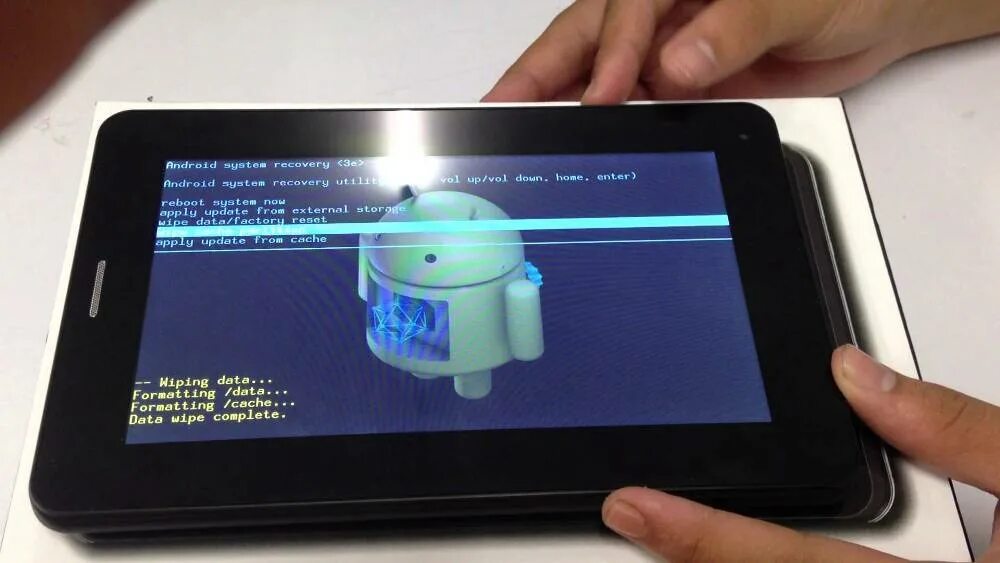 Завис планшет. Прошивка планшета. Планшет Android hard reset. Перезагрузить планшет. Планшет выключился.