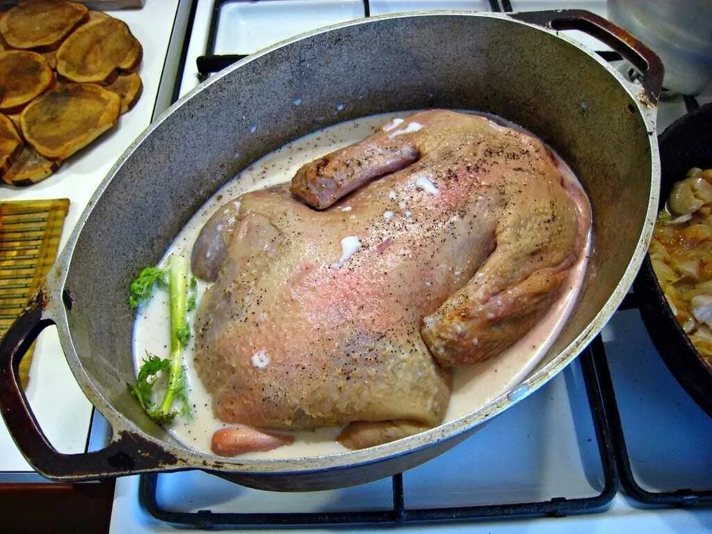 Утка в тесте рулька в тесте. Утка в тесте в духовке. Гусь с яблоками. Утка в тесте в духовке. Утка в тесте запеченная в духовке.