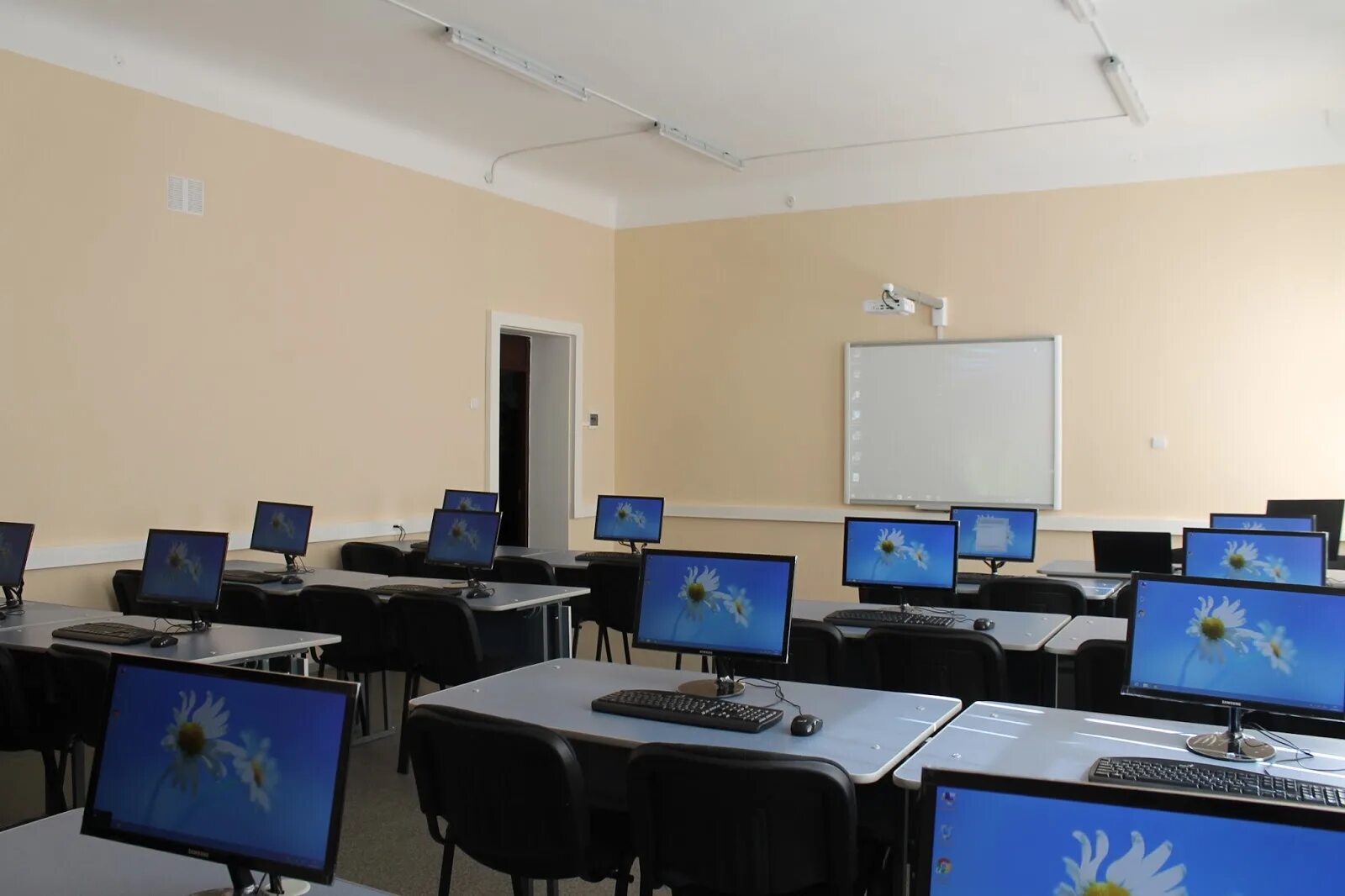 В классе установили новый компьютер. Компьютерный зал в школе. Компьютерный класс. Компьютер в школе. Кабинет информатики в школе.