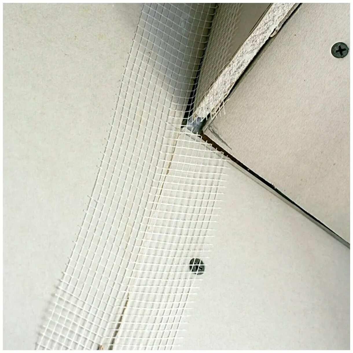 Стыки гипсокартона на потолке. Проклейка стыков гкл серпянкой. Заделка швов гипсокартона. Как клеить стыки гипсокартона. Замазка швов гипсокартона серпянкой.