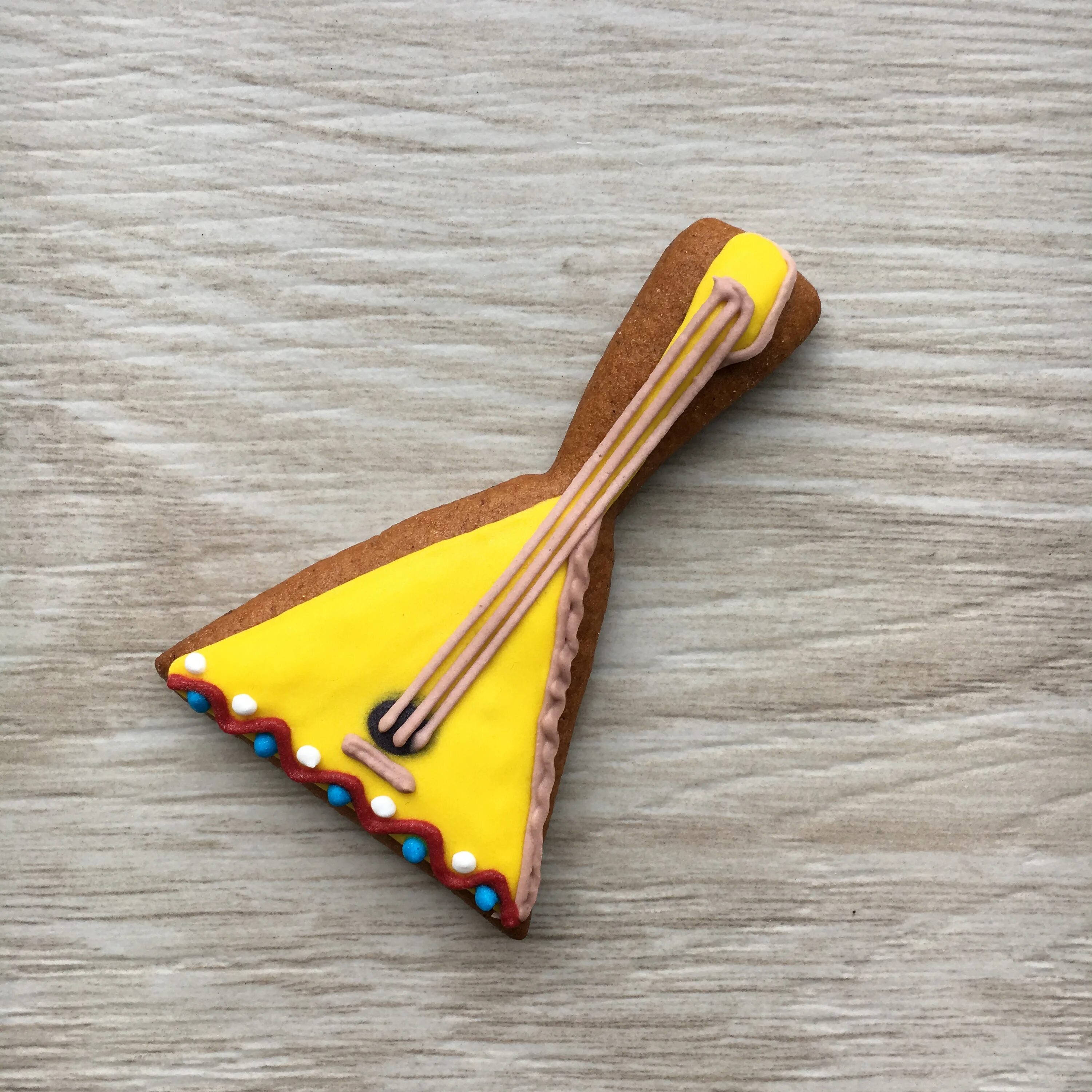 Торт с балалайкой. Балалайка расписная. Игрушечная балалайка. Как сделать балалайку. Балалайка из картона.