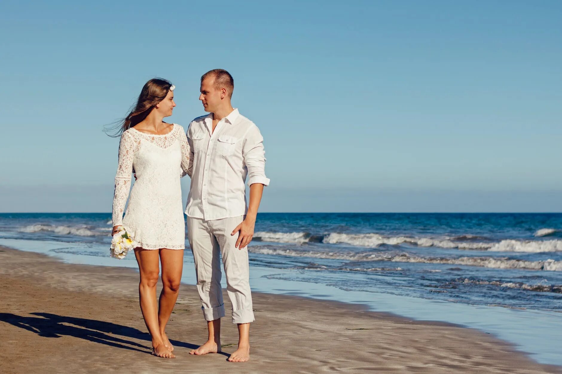 Семейные пары утром. Пара на пляже. Мужчина и женщина на берегу МО. Влюбленные на море. Парочка на берегу моря.